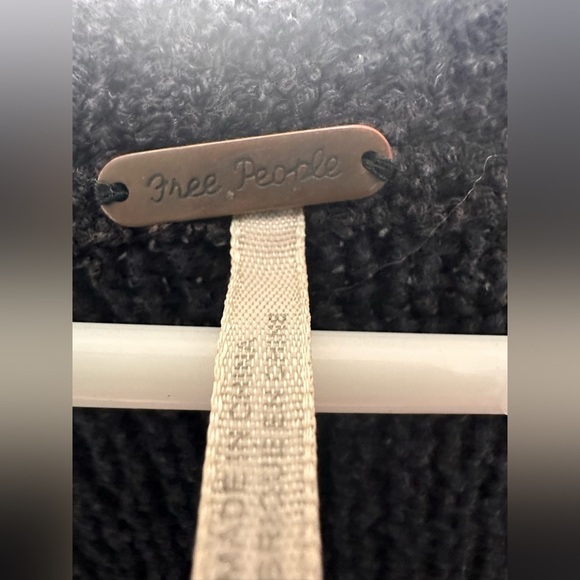 Free People Black Vneck Cropped Long Sleeve Sweater Size medium - Picture 4 of 6